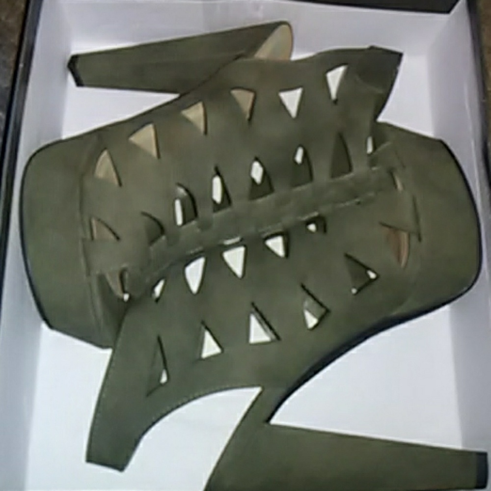 V Olive Heels